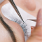 Pince à épiler utilisée pour séparer les cils lors d'une intervention cosmétique