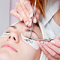 Pince à épiler utilisée pour séparer les cils lors d'une intervention cosmétique